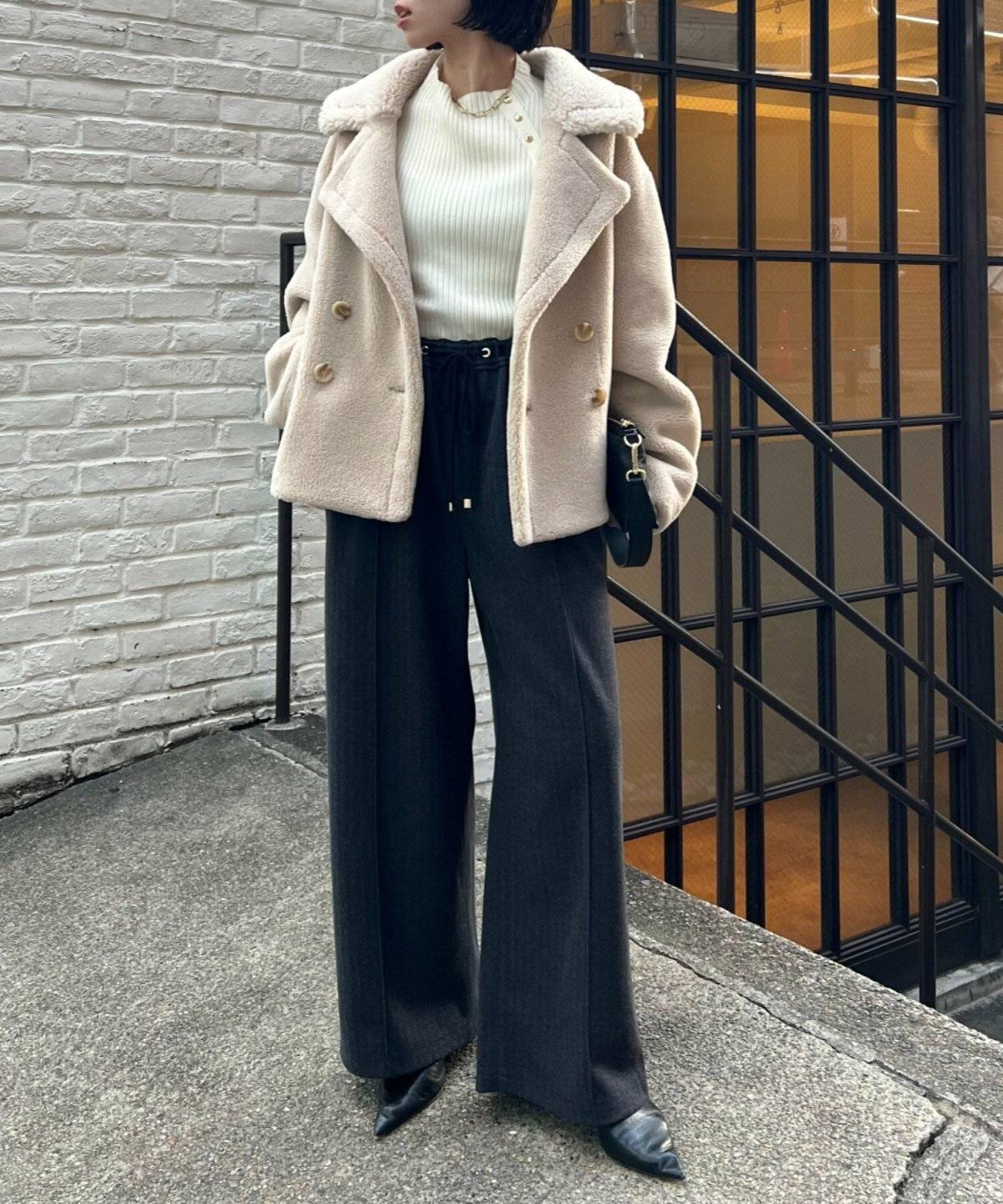 パンツコーデの女性