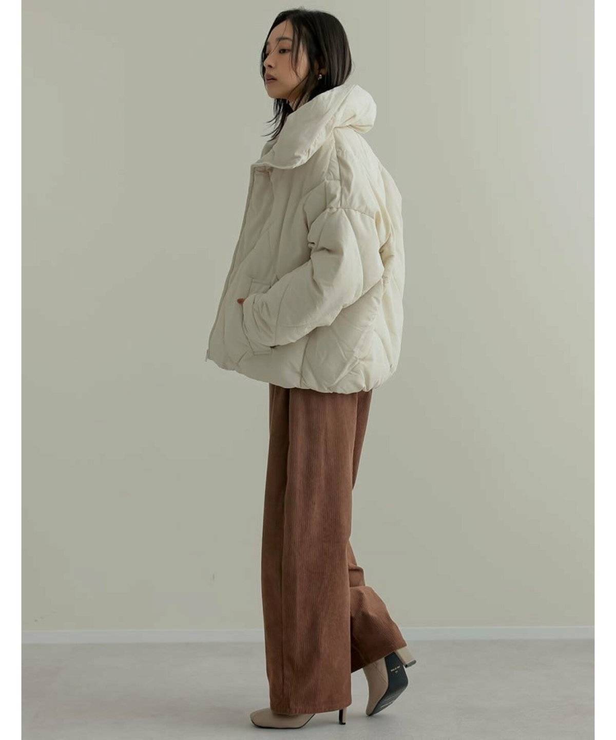 パンツコーデの女性