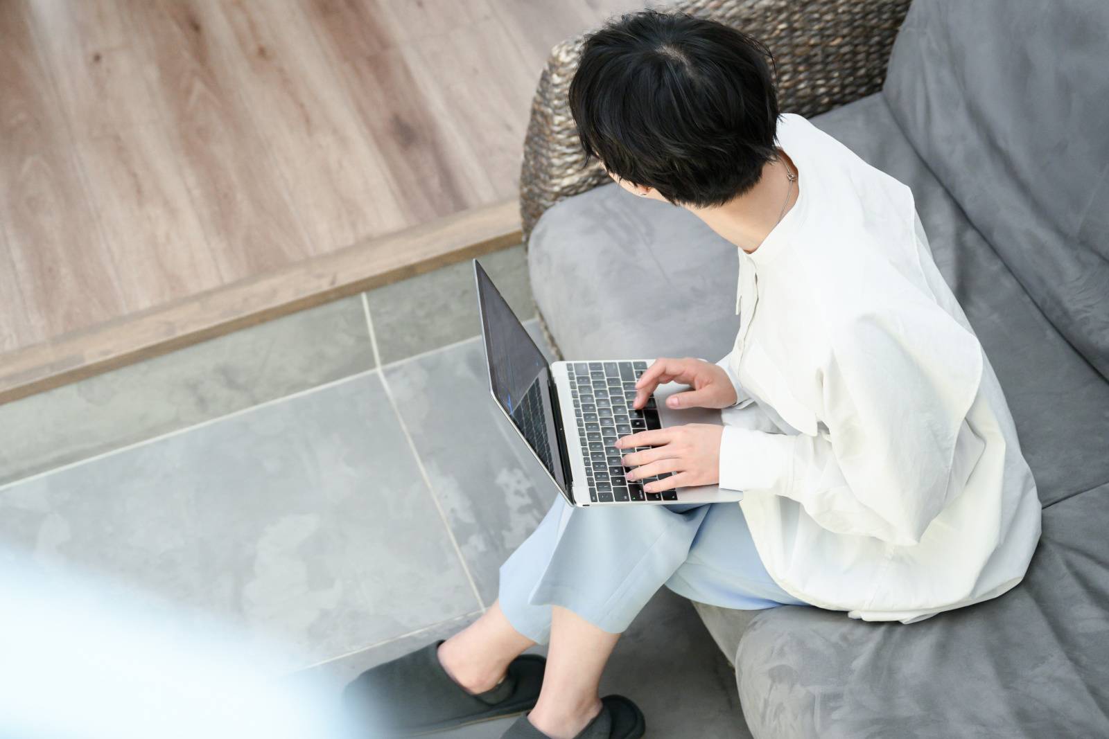 足を組み猫背の女性