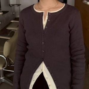 重ねるだけで印象が変わる。細見えも叶う「カーディガン」のレイヤードコーデ