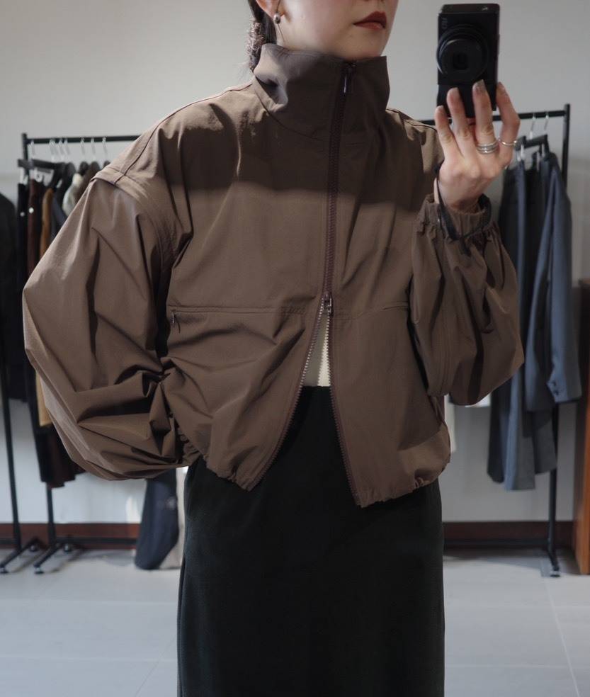 ショート丈マウンテンパーカー