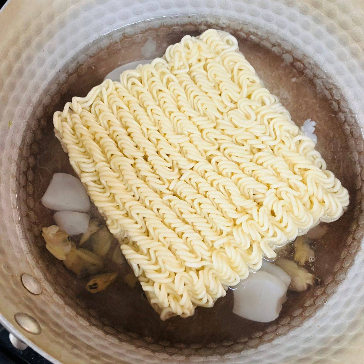 サッポロ一番公式の「ミルクシーフードラーメン」のレシピ