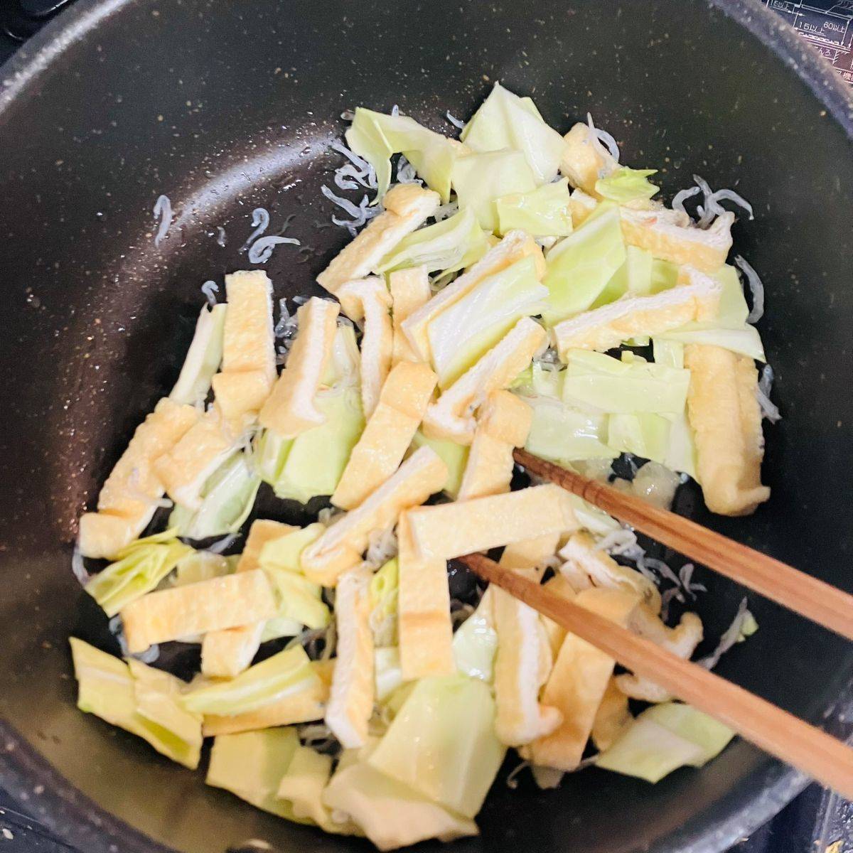 テーブルマーク公式の「キャベツとちりめんじゃこの焼きうどん」のレシピ