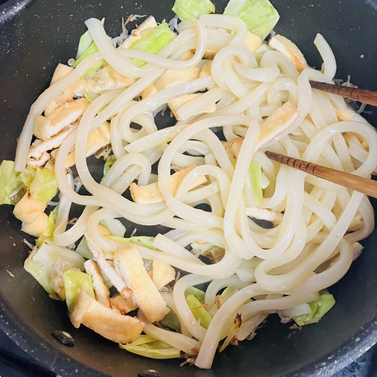 テーブルマーク公式の「キャベツとちりめんじゃこの焼きうどん」のレシピ