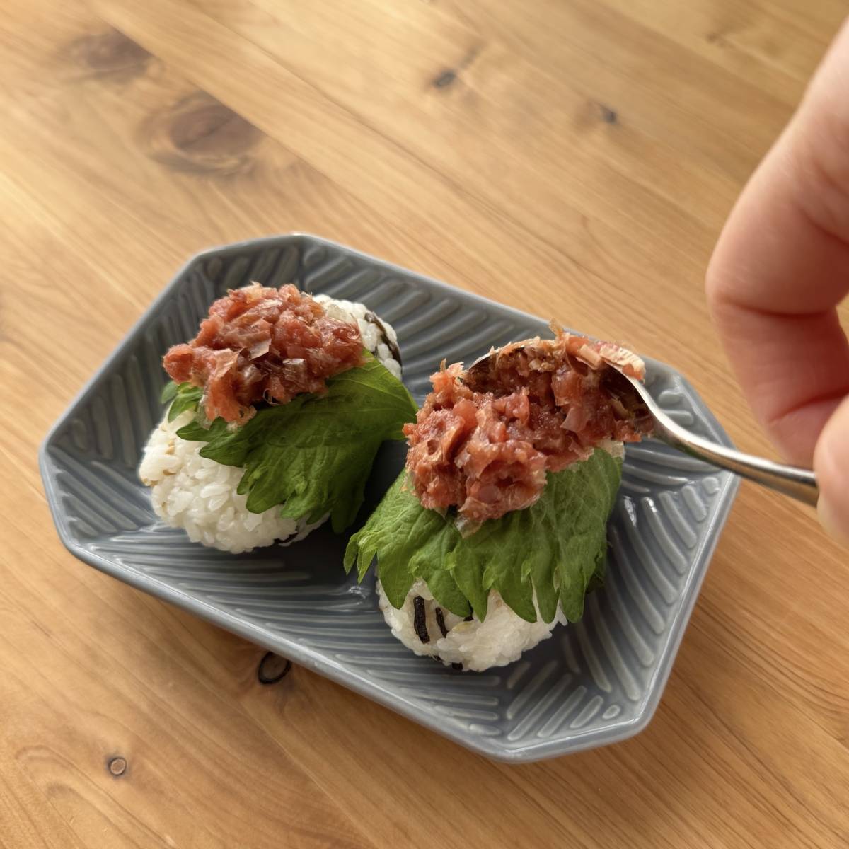 くらこん公式の「塩こんぶ梅かつおおにぎり」のレシピ