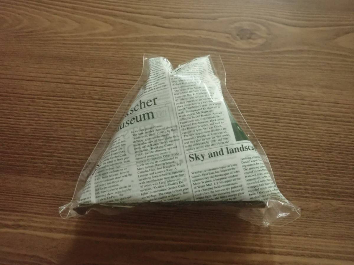 ダイソーのおにぎりデコパック三角型(英文字新聞柄)