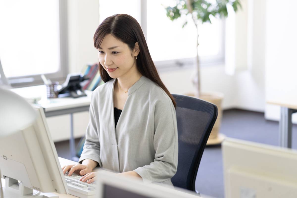 パソコンで仕事をする女性
