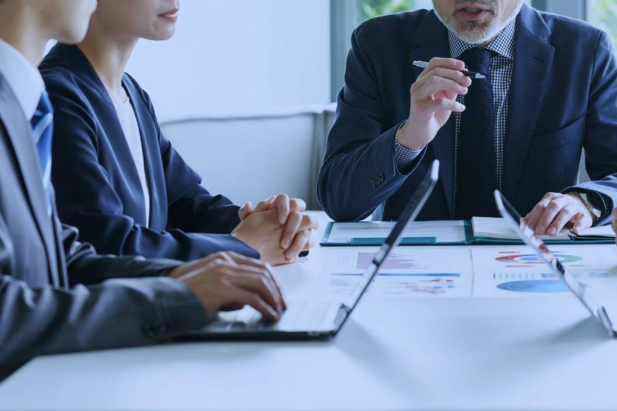 会議をする男女