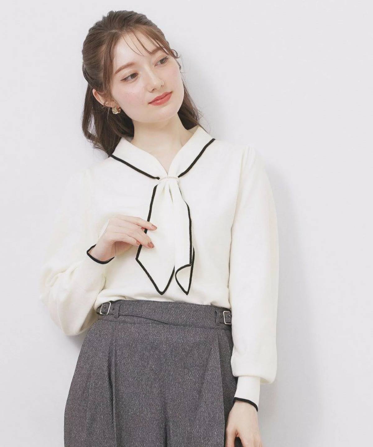 index ゴールドパーツ付きボウタイニット