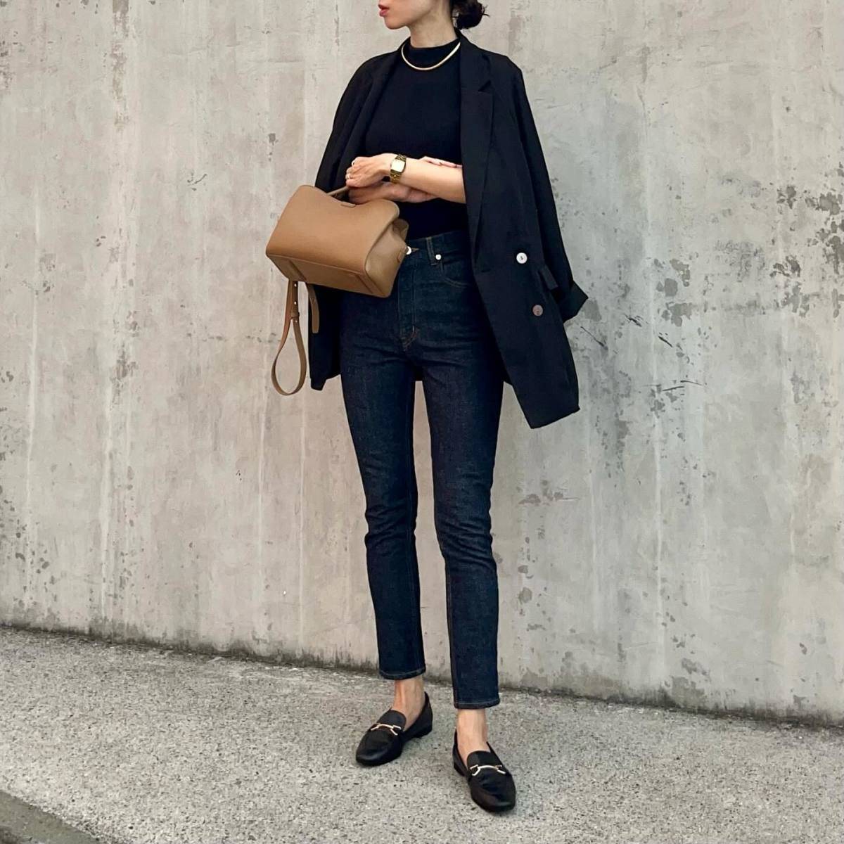 ブラックコーデ×ベージュバッグ