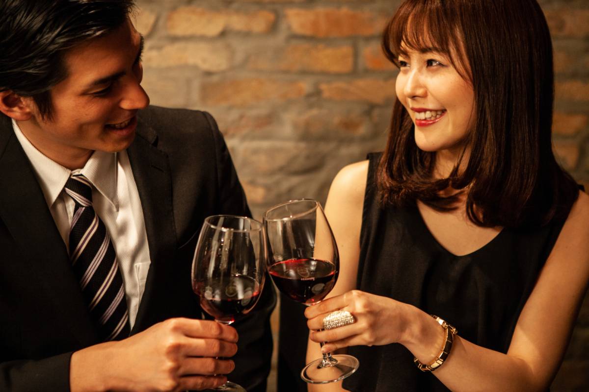 ワインを楽しむカップル