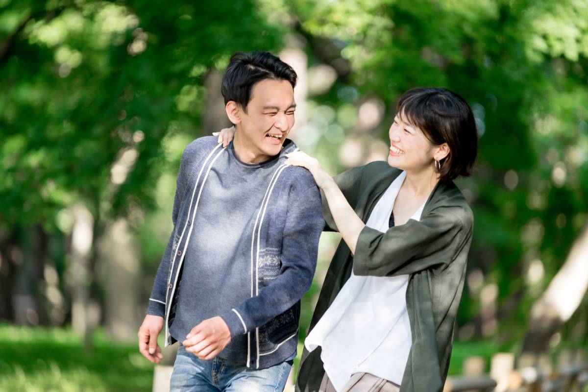 男性の肩を触る女性