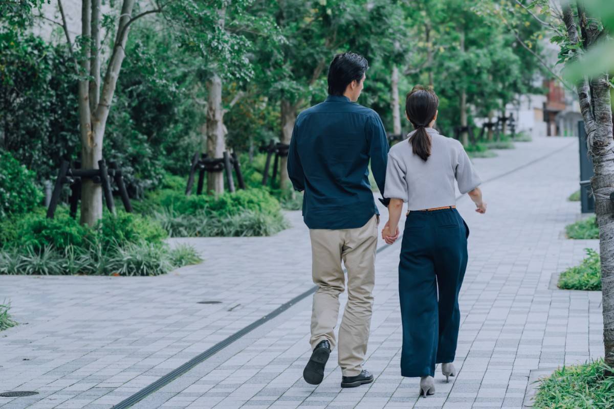 カップルの後ろ姿