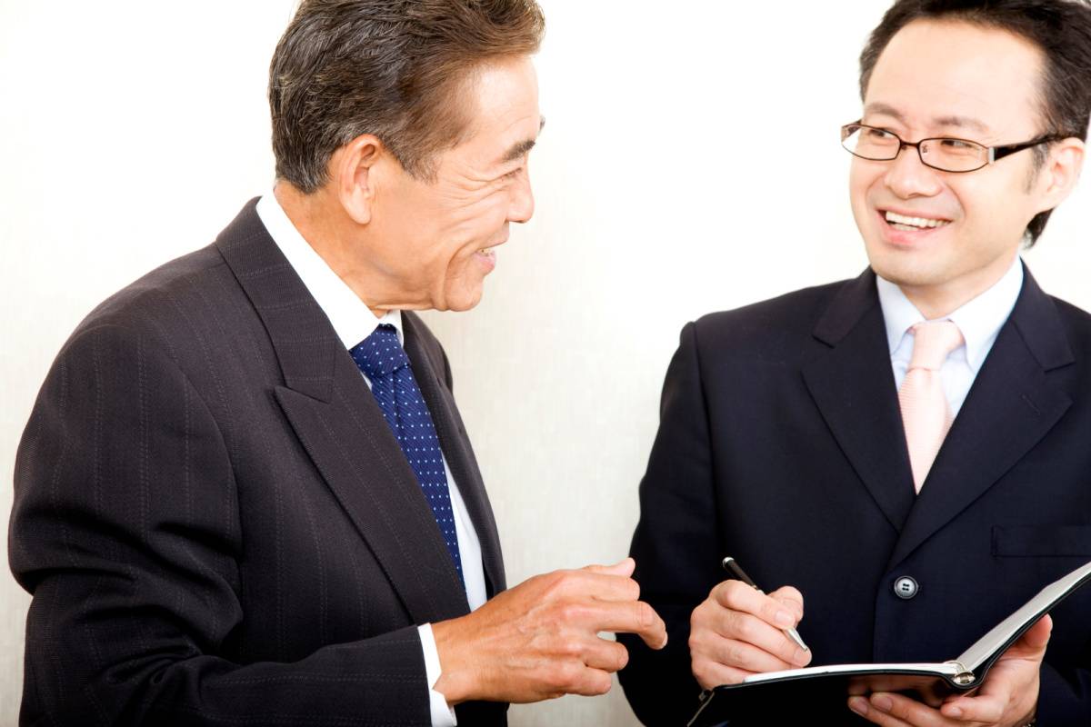 話をする2人の男性