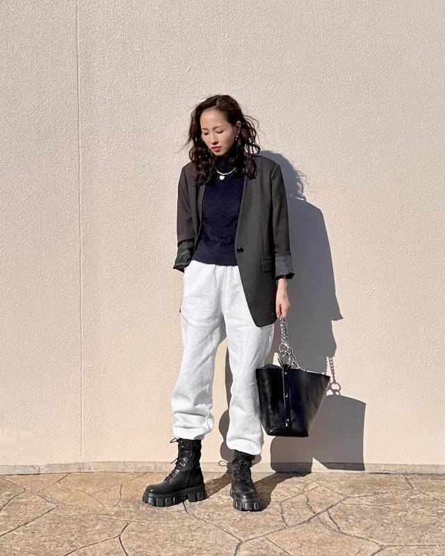 ジャケット×スウェットパンツのMIXコーデ