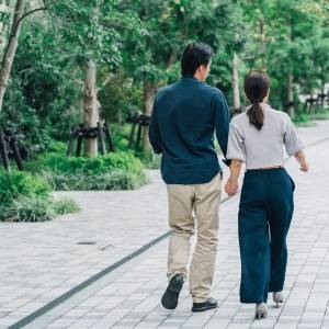  カップルの後ろ姿 