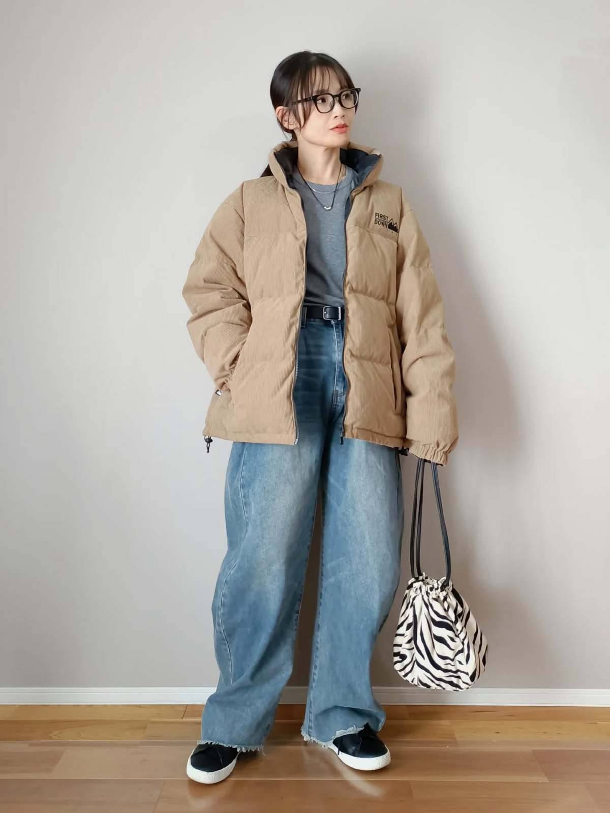 ベージュのダウンジャケット×柄バッグ