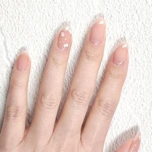 血色感で垢抜ける。不器用さん向け「簡単ホロドットネイル」のやり方