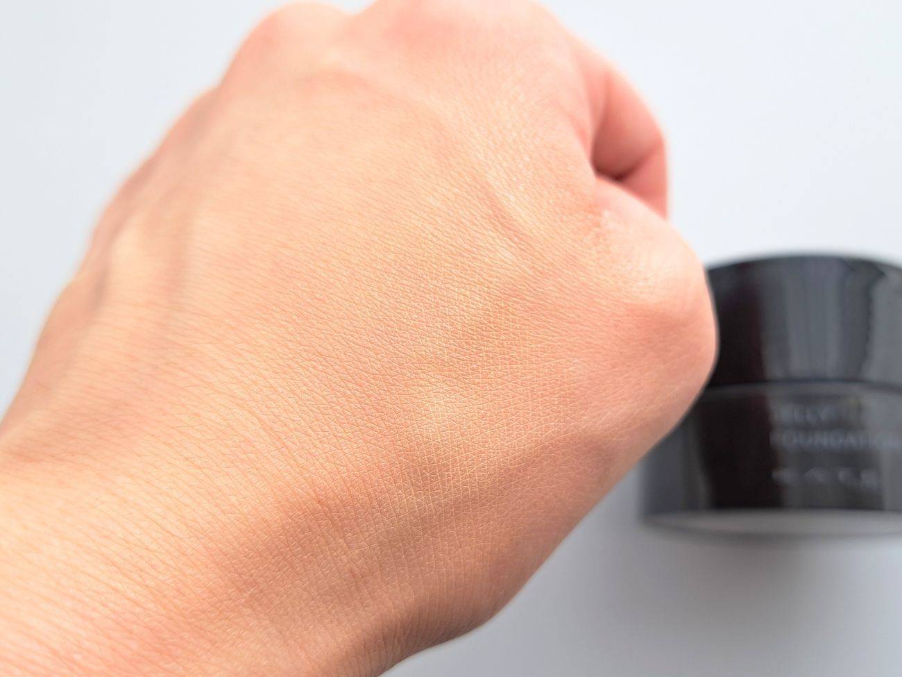 KATE　ジュレリープファンデーション 02の手元スウォッチ