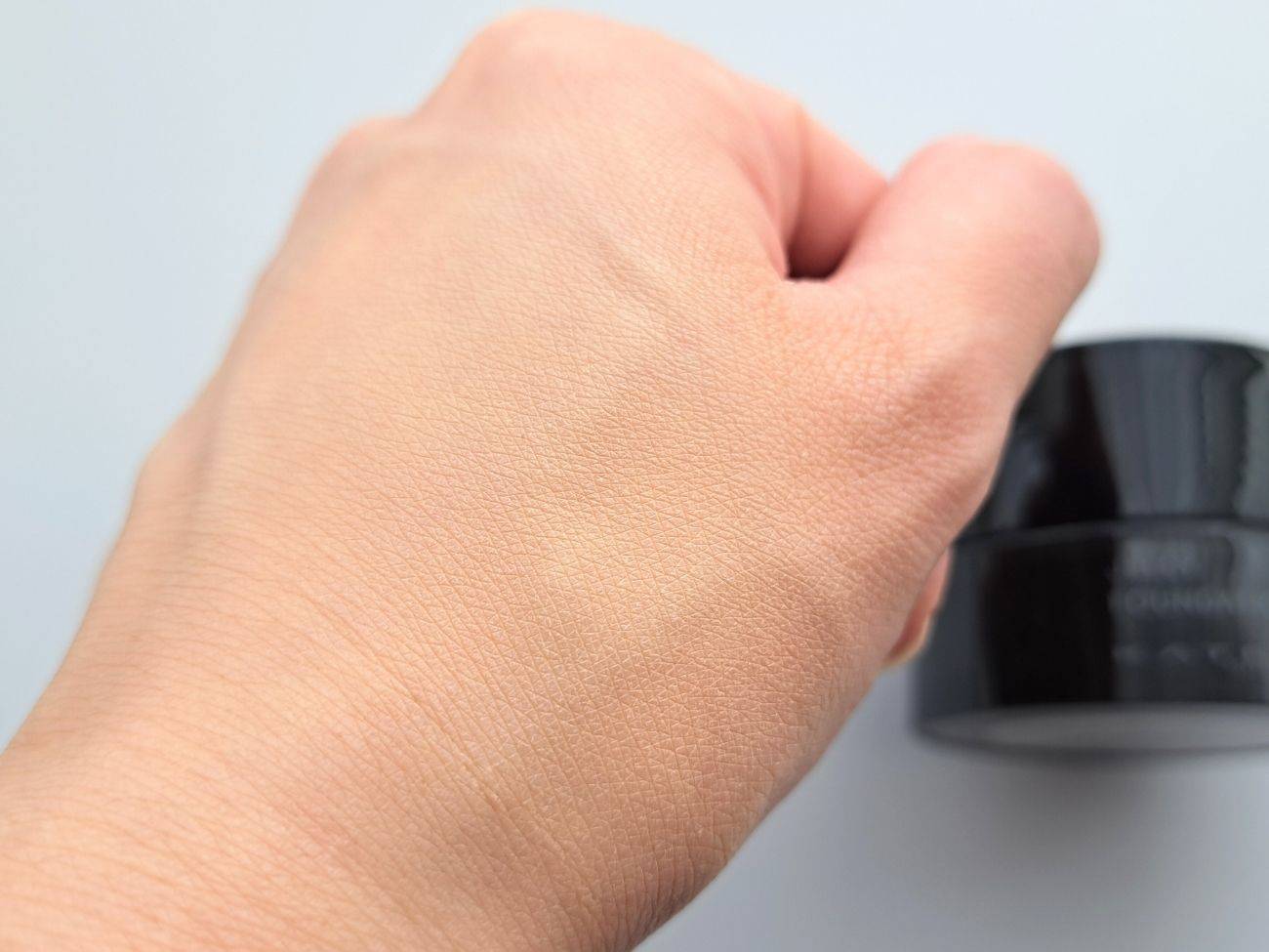 KATE　ジュレリープファンデーション 01の手元スウォッチ