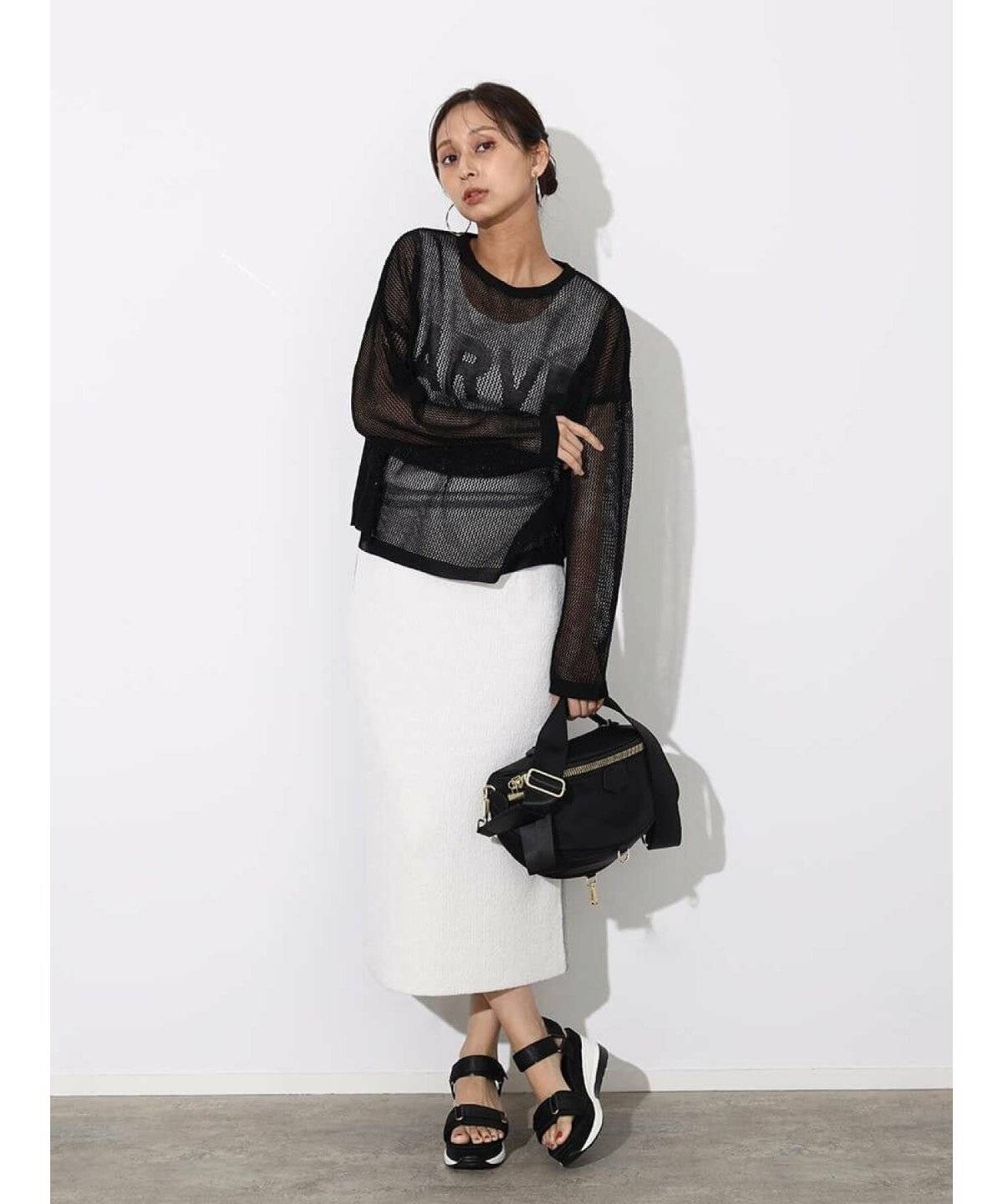 モノトーンコーデの女性