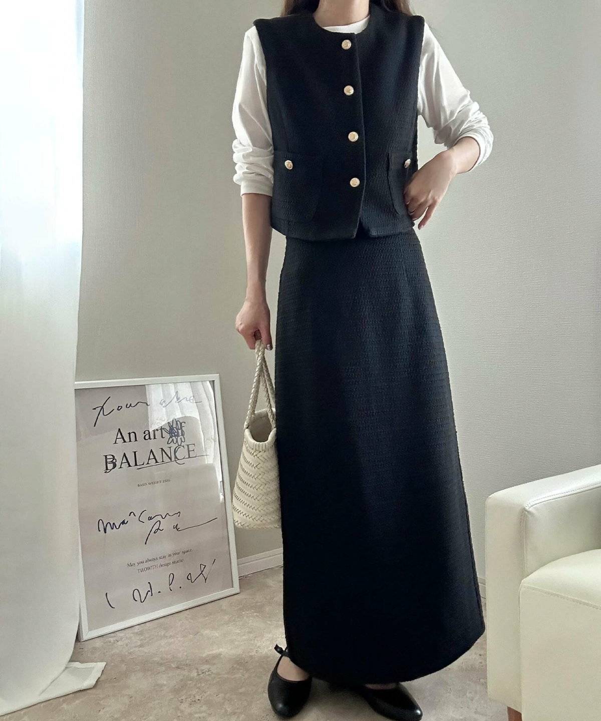 オールホワイトコーデの女性