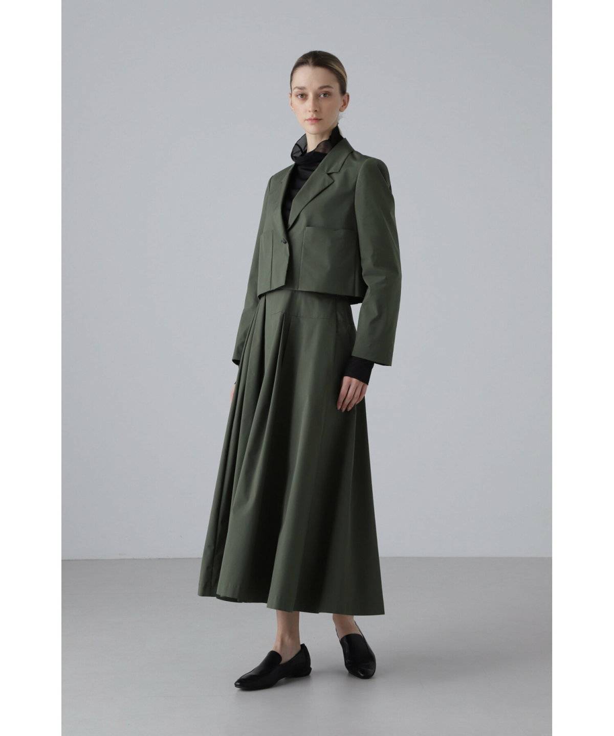 グリーンのセットアップを着た女性