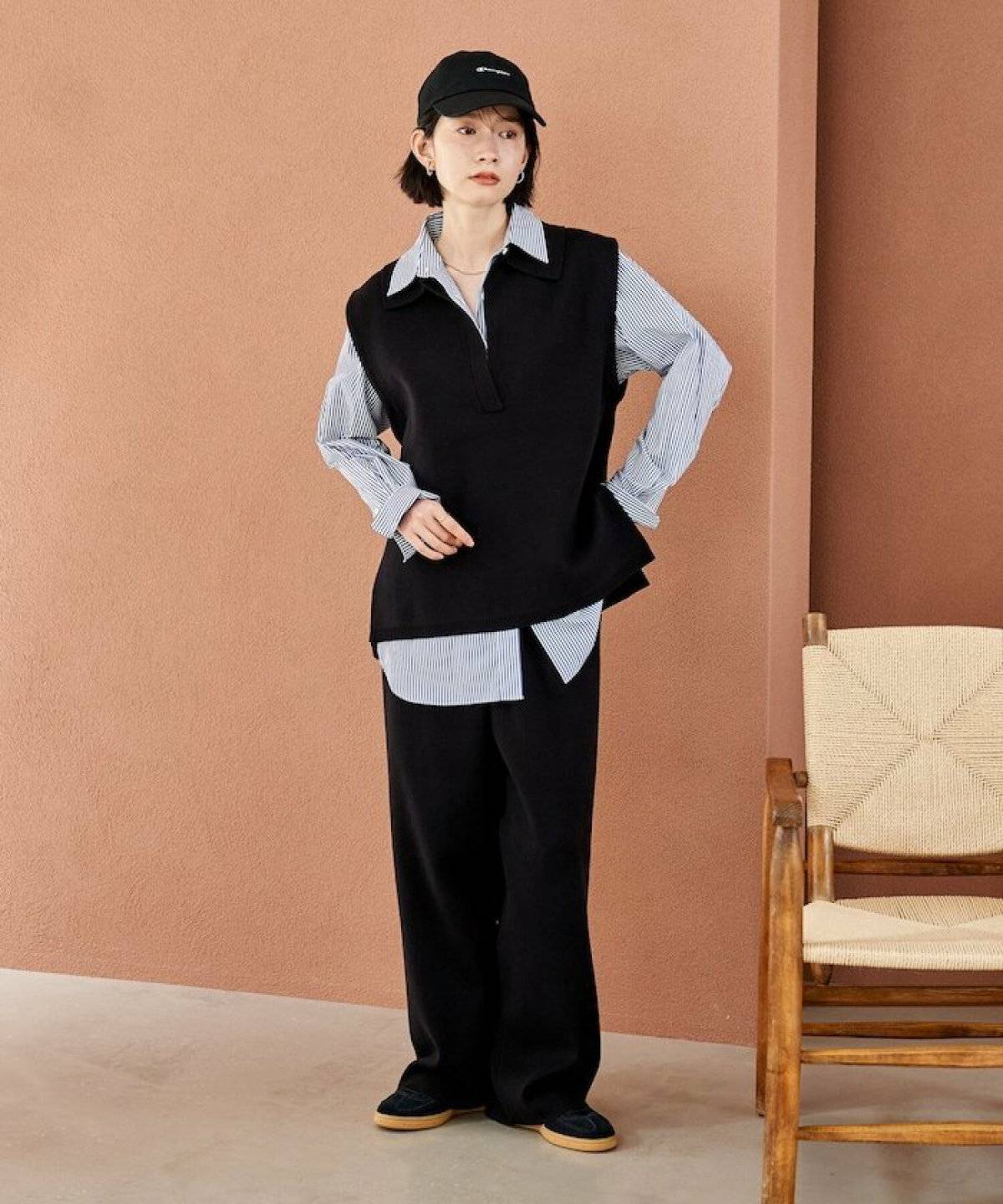 パンツコーデの女性