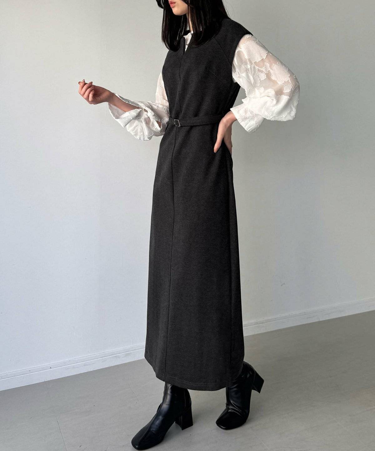 オールホワイトコーデの女性