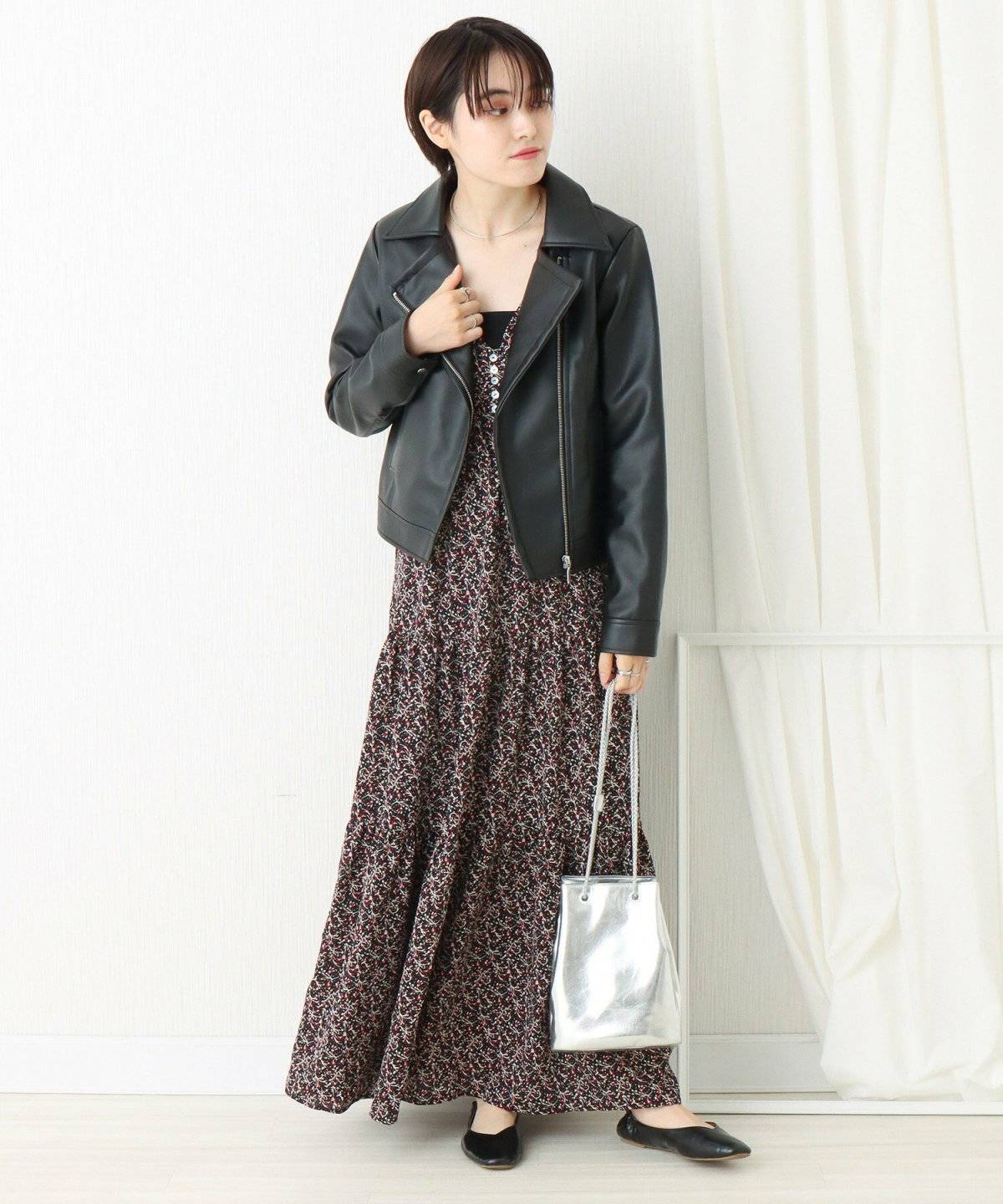 モノトーンコーデの女性