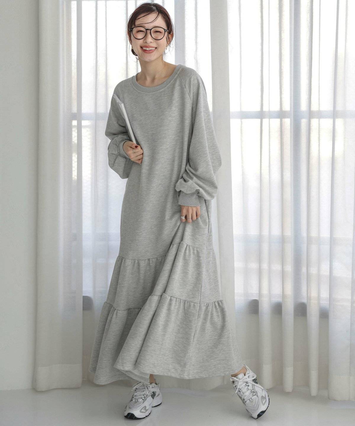 グレーのワンピースを着た女性