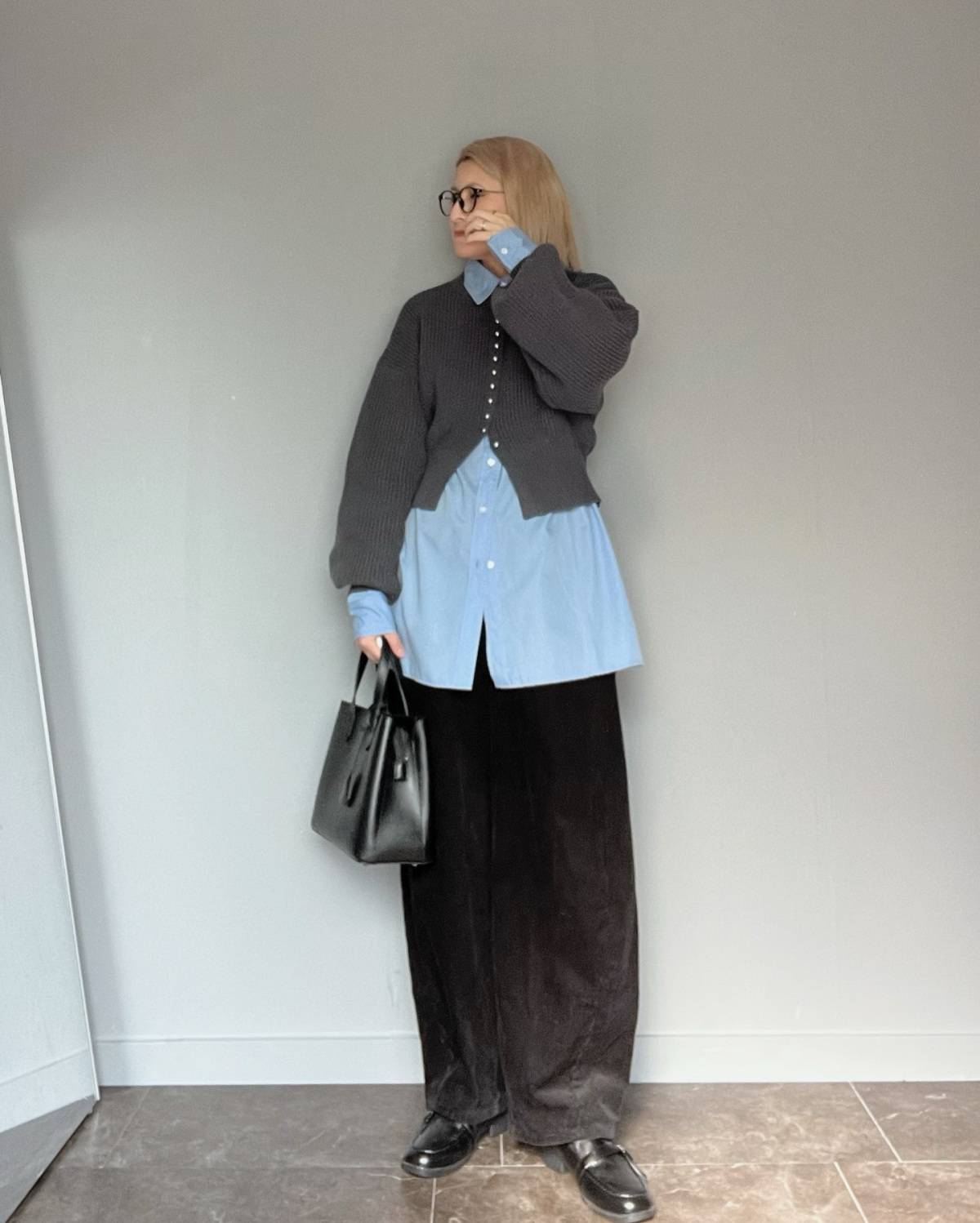 カーディガン×シャツの重ね着が◎