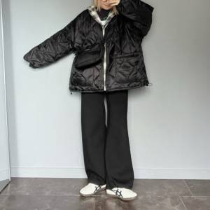 【2026年2月】とんでもなくセンスいい……！黒パンツを使った真冬コーデ5選