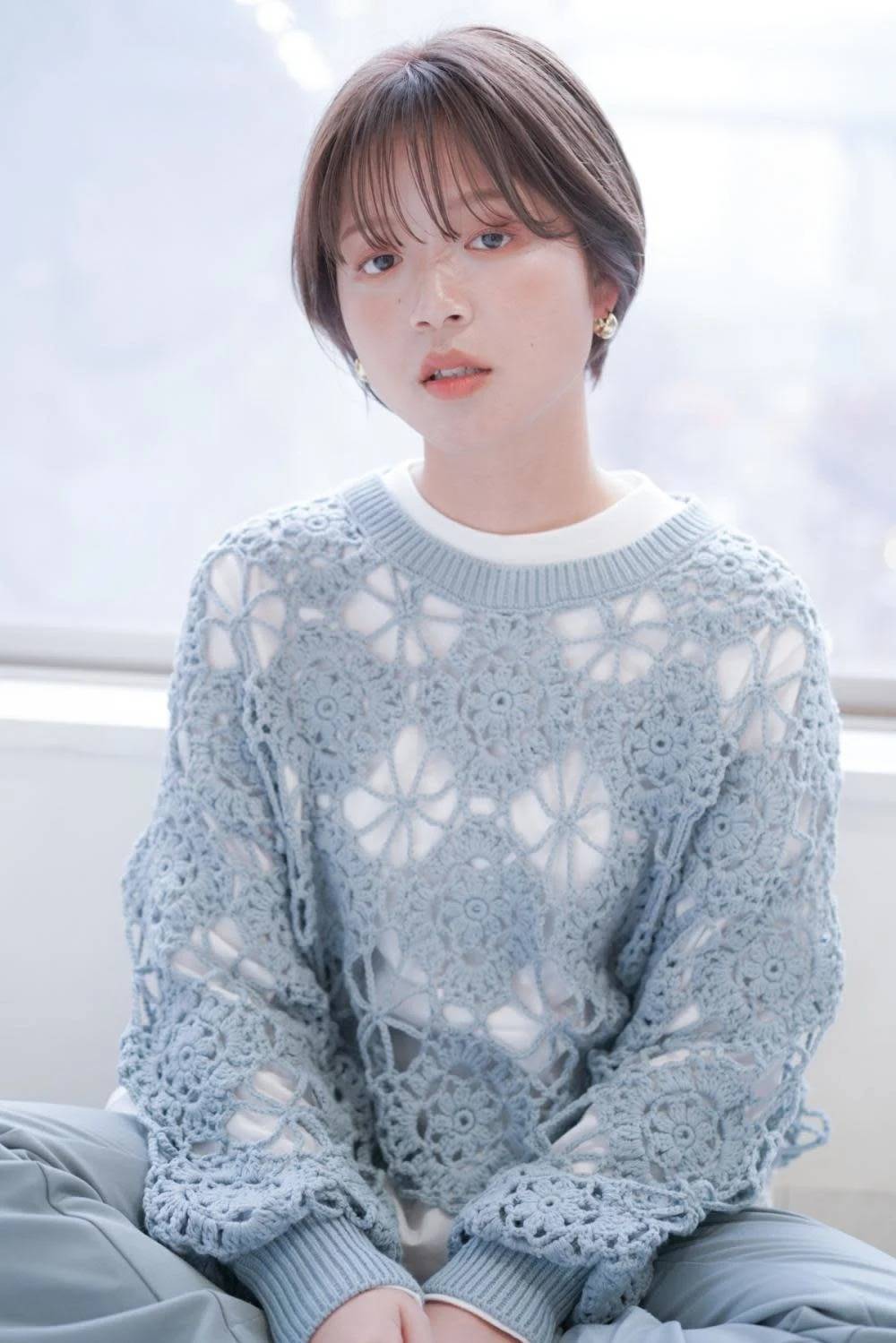 グレージュカラーのフェミニンショート