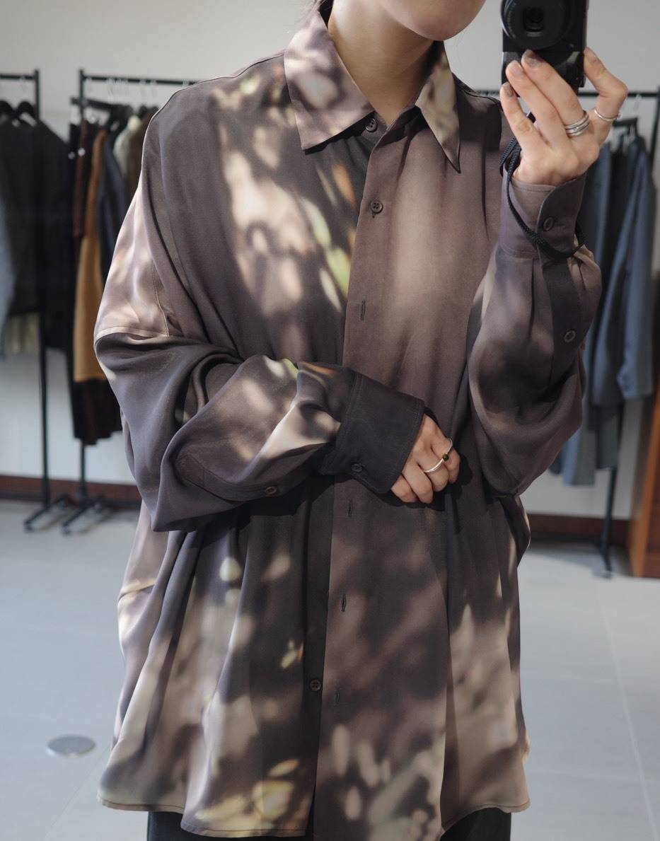 柄のサテンシャツ