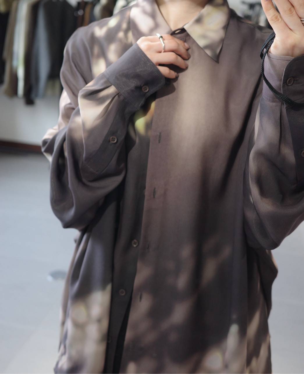 柄のサテンシャツ