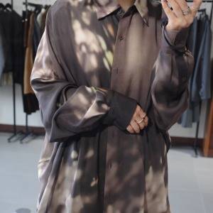 揺れるツヤでさらっと洒落見え。一枚でも華やぐ上品柄の「サテンシャツ」