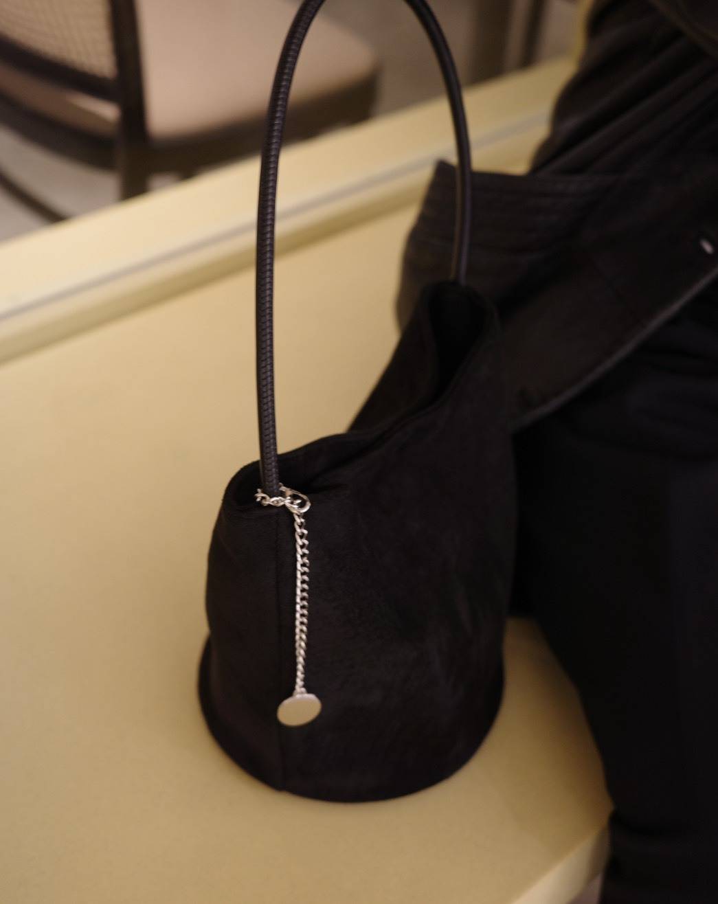 スエード素材のバケツ型バッグ