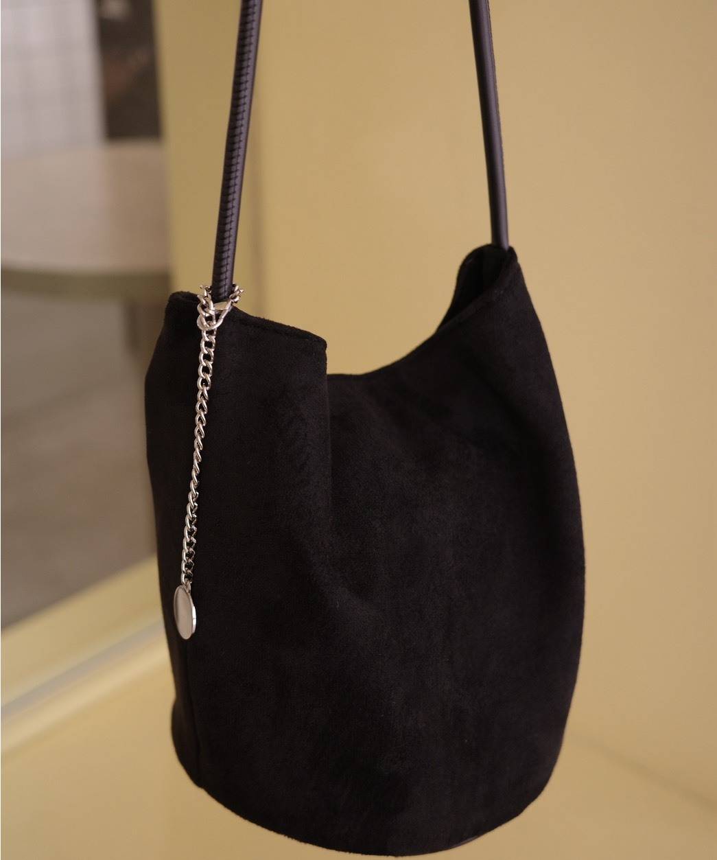 スエード素材のバケツ型バッグ