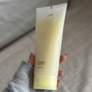 角質ケアが楽しみになる。つるすべ美肌が叶う「arwe ゆずグロウボディスクラブ」