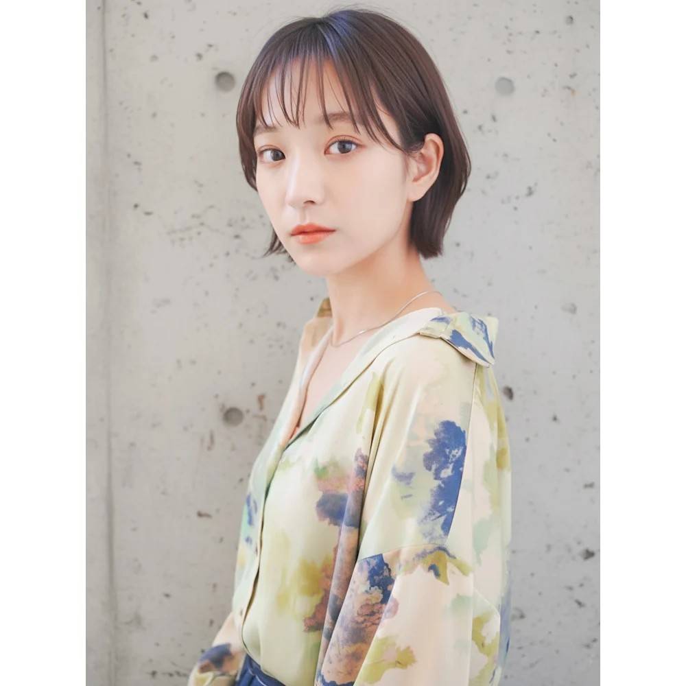 薄めバングの耳掛けショートボブ