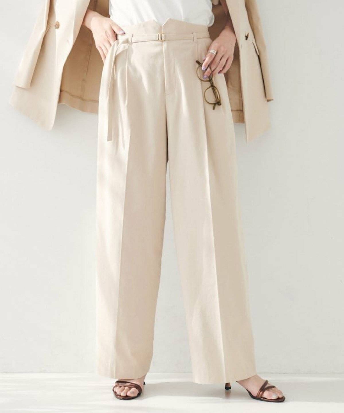 脚が太い人にNGなパンツコーデはトップスをウエストインして着るベージュのパンツ