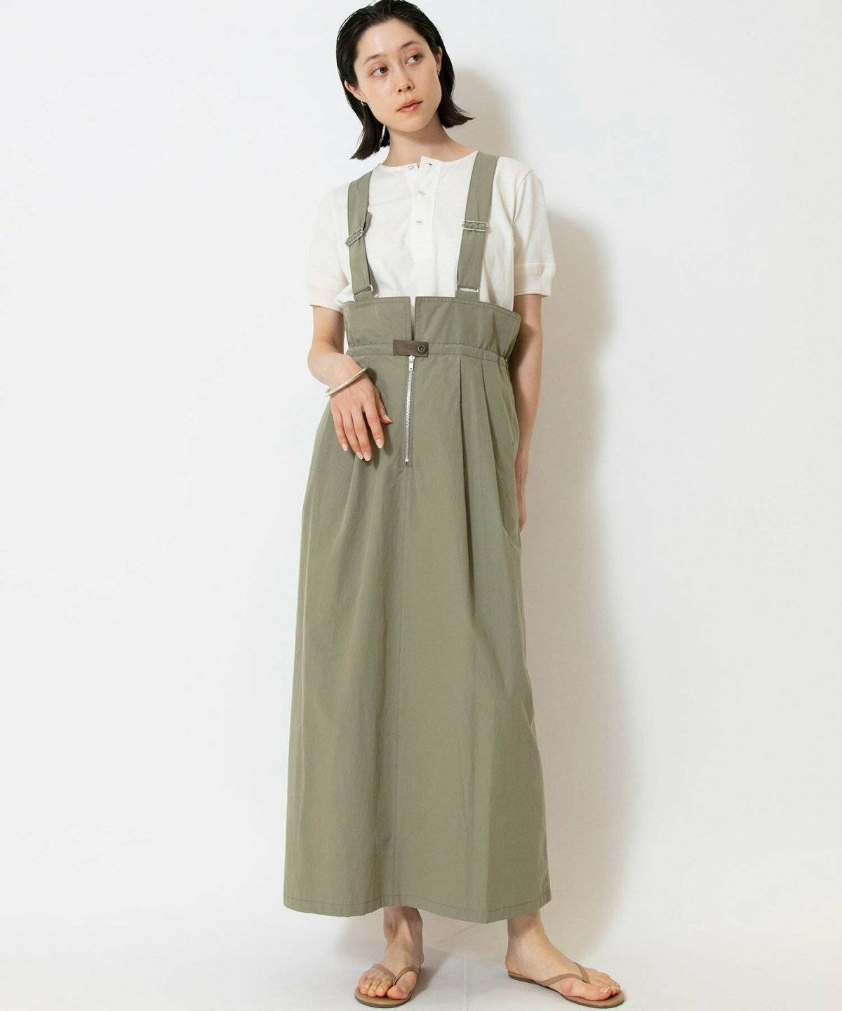 スカートコーデの女性