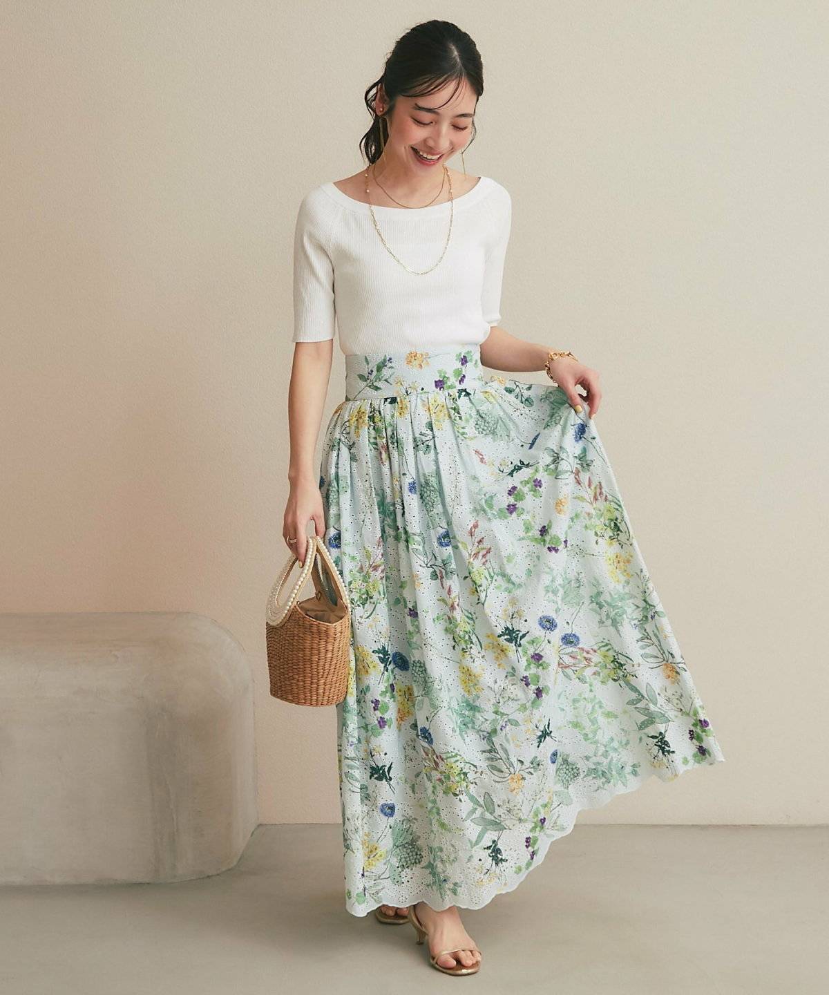 スカートコーデの女性