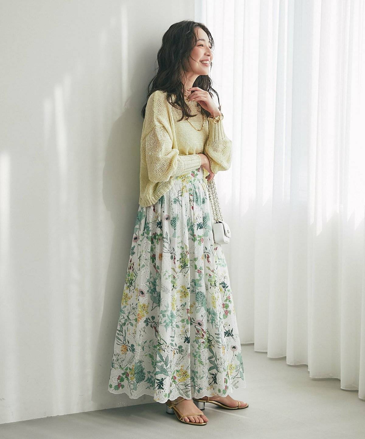 スカートコーデの女性