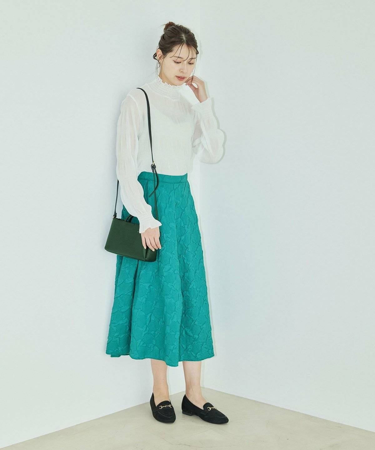 スカートコーデの女性