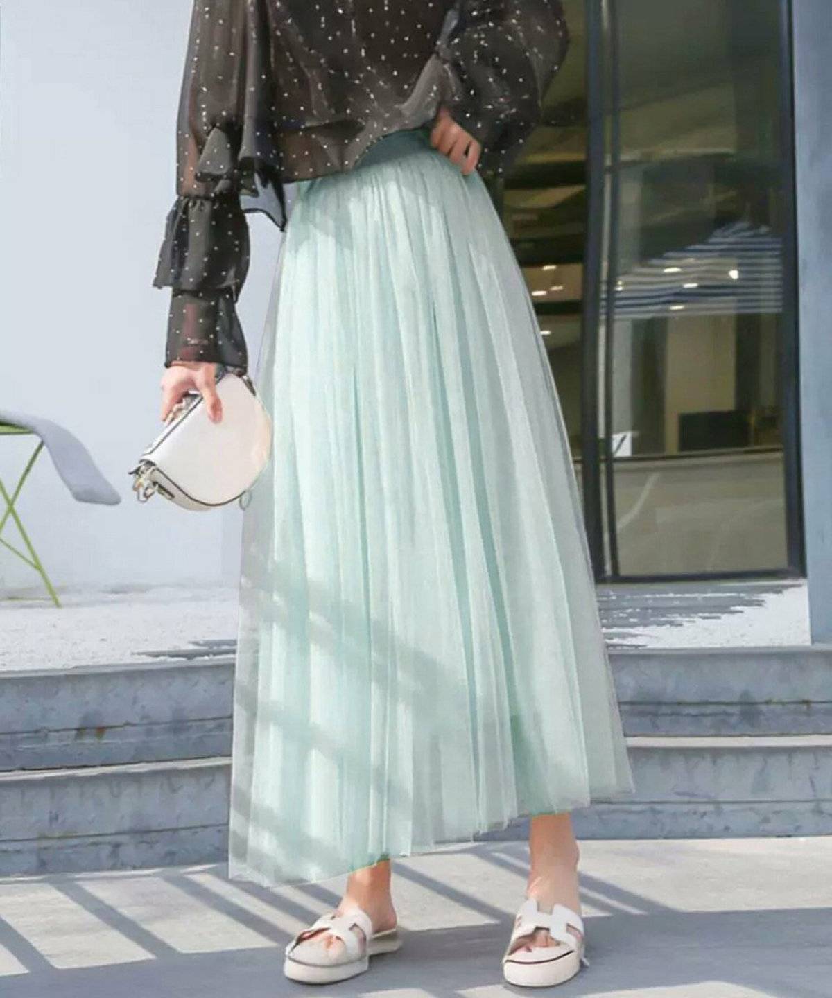 スカートコーデの女性