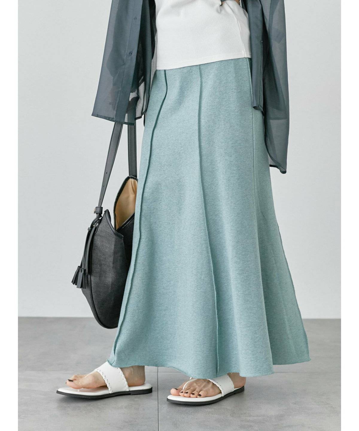 スカートコーデの女性