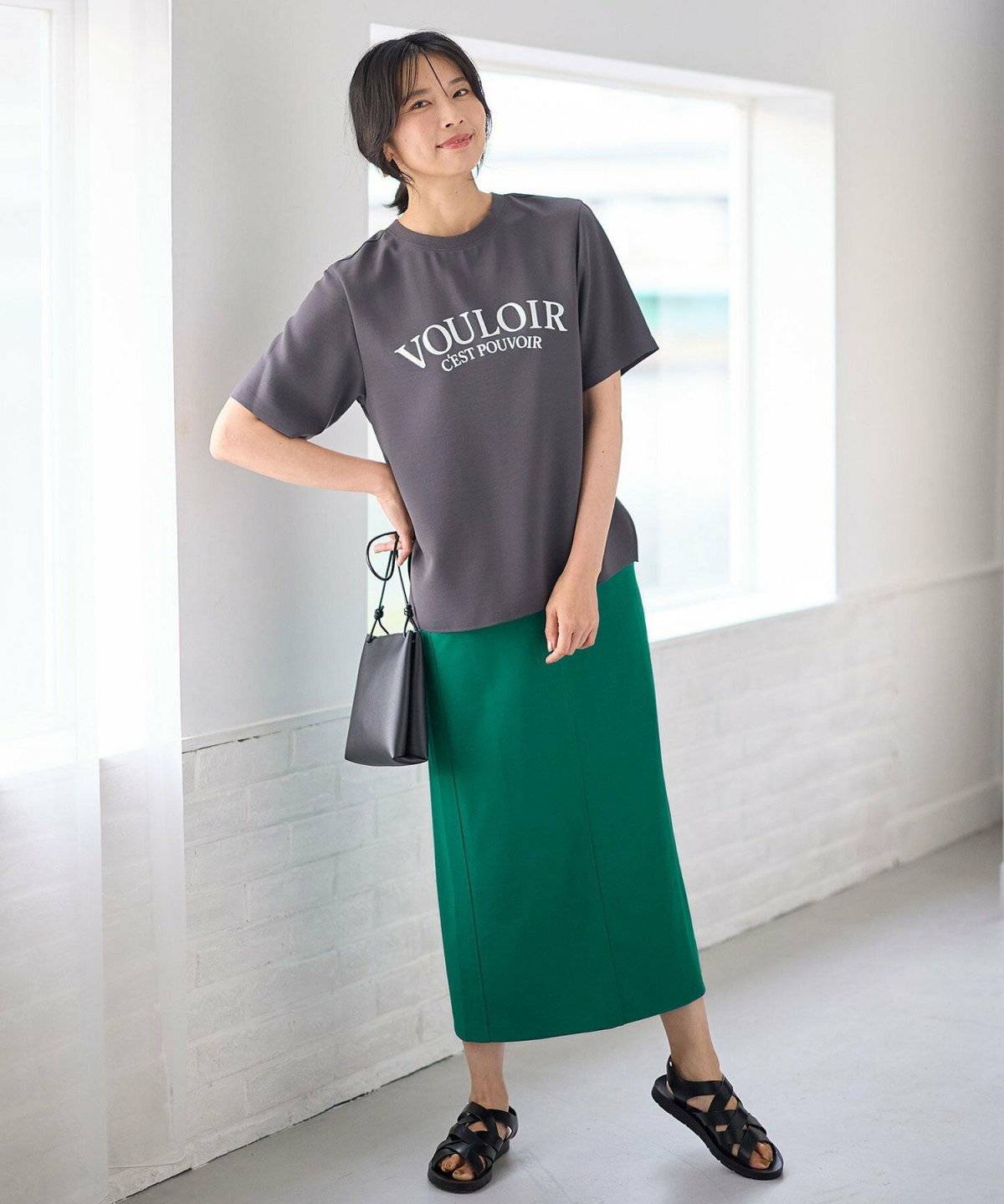 スカートコーデの女性