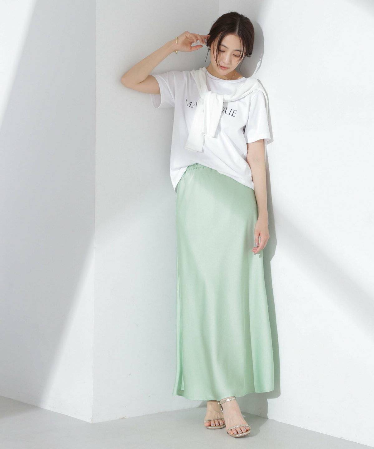 スカートコーデの女性